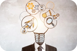 Illustratie van een zakenman met een gloeilamp als hoofd omringd door symbolen voor ideeën, strategie en innovatie.
