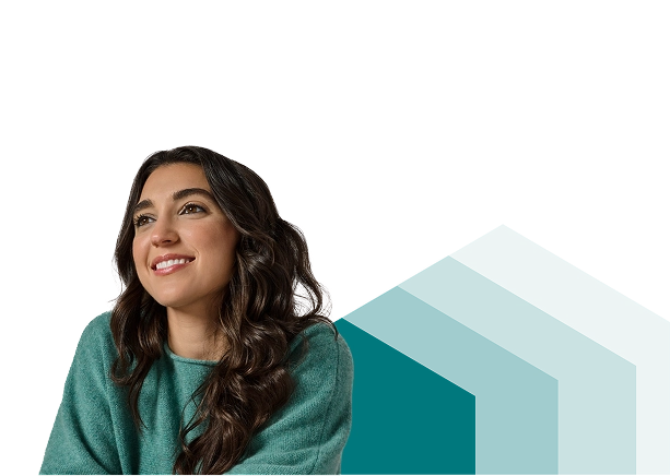 Portret van een glimlachende vrouw met lang haar die naar de zijkant kijkt tegen een lichte achtergrond.